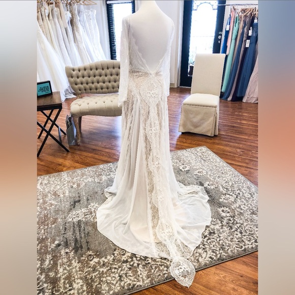 LAST ONE! Boho Long Sleeve Wedding Dress - Picture 4 of 8